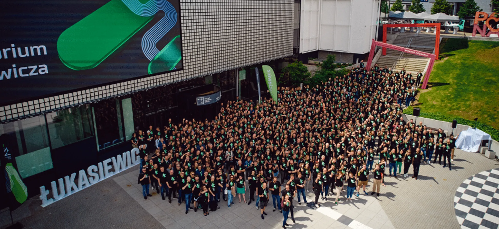 Łukasiewicz Research Network employees in front of the institute headquarters