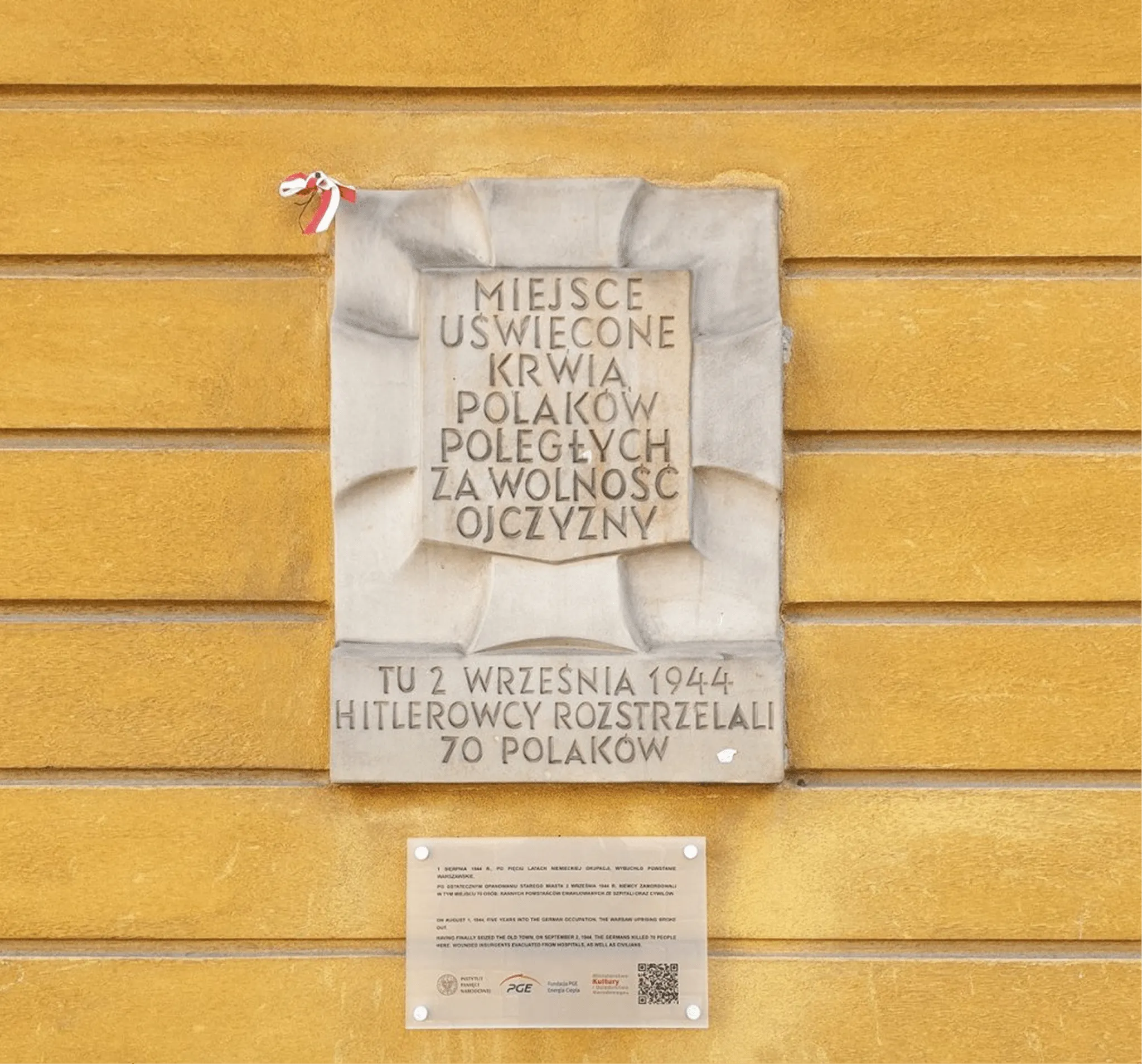 Memorial plaque on a tenement wall commemorating Poles executed in 1944